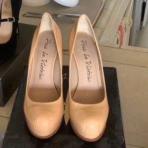 Pour la Victoire Tan Patent Leather Platform Pumps